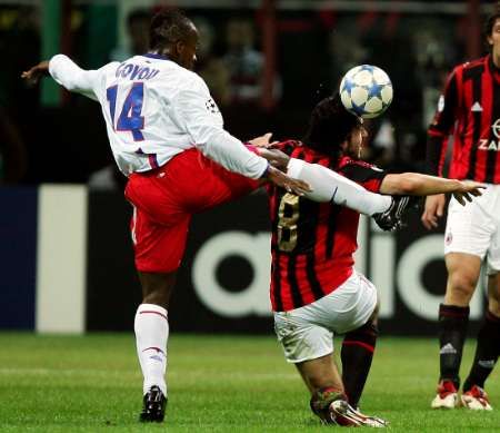 Gennaro Gattuso z AC Milán (vpravo) v souboji o míč s hráčem Lyonu Sidney Govouem. | Foto: Reuters