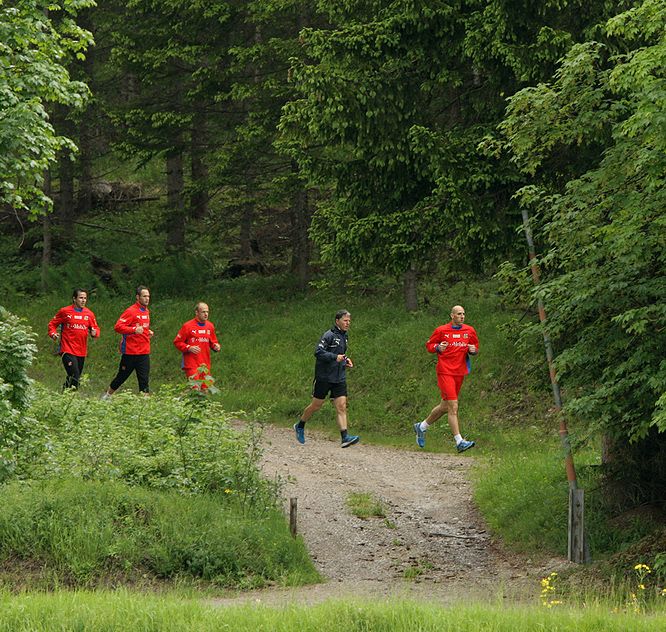 Základní jedenáctka hráčů v neděli vyklusávala na přilehlých lesních cestách u tréninkového hřiště v Seefeldu. | Foto: Tomáš Adamec, Aktuálně.cz