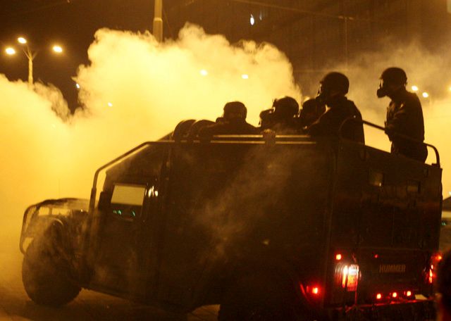 Policisté s plynovými maskami: Proti demonstrantům užili slzný plyn. | Foto: Reuters