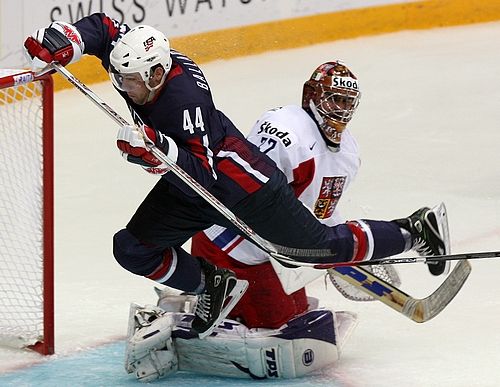 Český brankář Roman Čechmánek (v bílém) atakovaný Američanem Keithem Ballardem. | Foto: Reuters