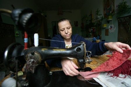 Taťana Filejko během práce ve svém domě v Grozném. | Foto: REUTERS/Eduard Kornijenko