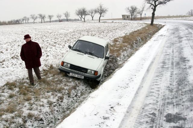 Sníh skoro žádný ale silnice klouže. U Otradova spadlo auto do příkopu, nikomu se nic nestalo. | Foto: Aktuálně.cz, Ludvík Hradílek