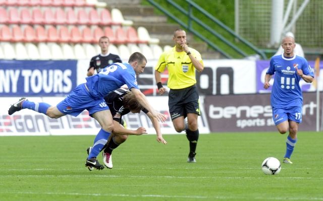 1. FK Příbram - Baník Ostrava v Příbrami. Martin Šlapák z Příbrami (vpravo) a Tomáš Marek z Baníku. Za nimi hlavní rozhodčí zápasu Zelinka | Foto: ČTK