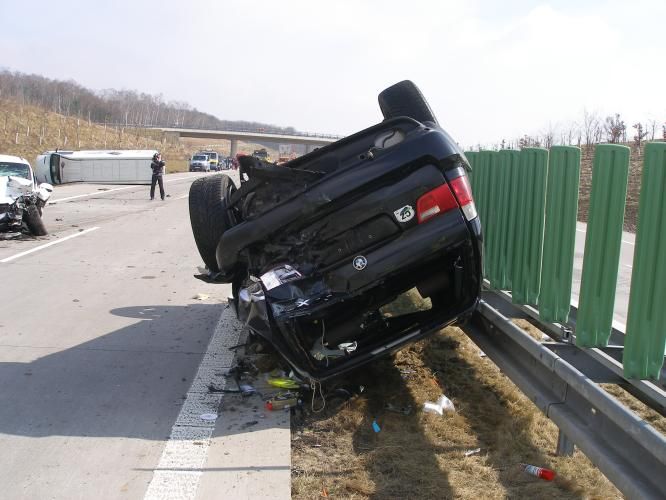 S těžkým zraněním ho převezl vrtulník do hradecké nemocnice. | Foto: Policie ČR