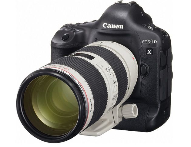 Canon EOS-1D X - digitální zrcadlovka pro profesionály Japonský výrobce fotoaparátů,  společnost Canon, oficiálně představil svou novou vlajkovou loď, kterou je Canon EOS-1D X. Z technických parametrů by měl o kvalitě přesvědčit nově vyvinutý 18,1 Mpx full-frame CMOS snímač s rozsahem citlivosti ISO 100 až ISO 51 200 (ve speciálním programu až ISO 204 800). K režimu automatického ostření fotoaparát používá 61 bodový širokoúhlý AF systém s 41 ostřícími body křížového typu. | Foto: CANON.COM