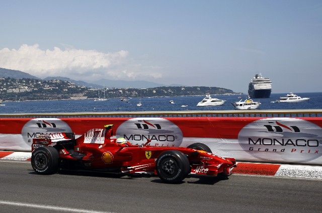 Monako - Felipe Massa s Ferrari na trati v bohatém Monte Carlu. | Foto: Reuters