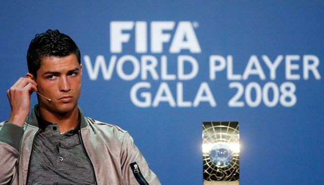 Cristiano Ronaldo na tiskové konferenci ještě před vyhlášením Fotbalisty roku 2008 dle FIFA. | Foto: Reuters