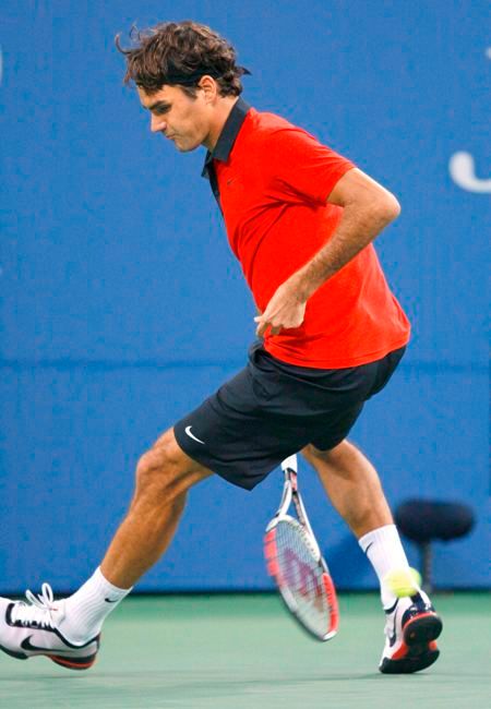 Roger Federer sice na Novaka djokoviče na síti vůbec neviděl. Přesto ho dokonale prohodil. | Foto: Reuters