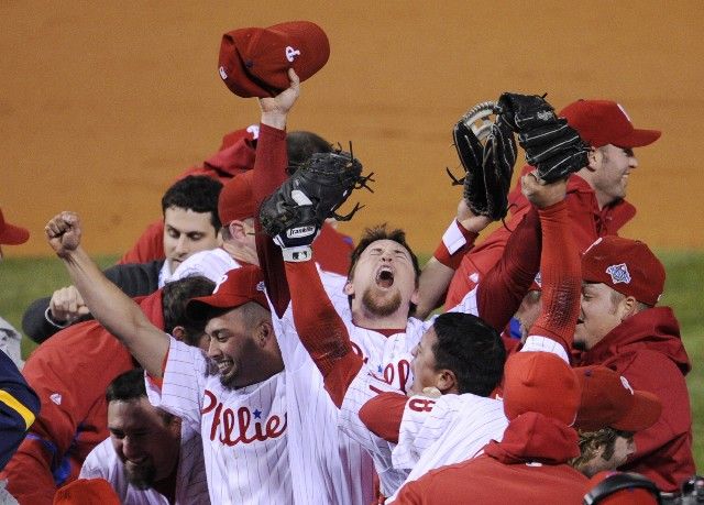 Baseballisté Philadelphie Phillies v čele s nadhazovačem Bradem Lidgem (uprostřed) slaví vítězství ve Světové sérii. | Foto: Reuters