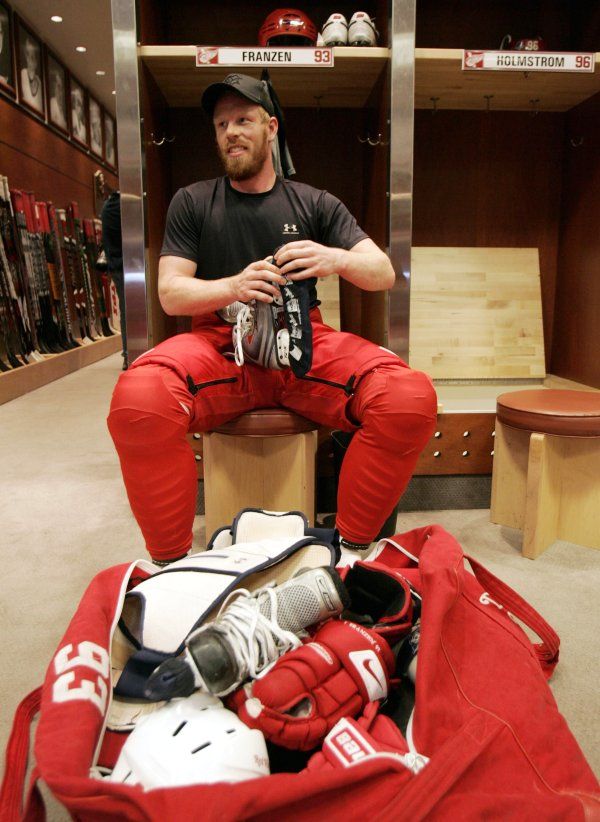 Kromě rance talentu a kupy střeleckých dovedností potřebuje elitní útočník Detroitu Johan Franzen i tuto tašku. | Foto: Reuters