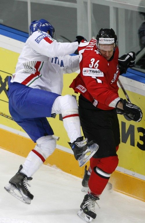 Ital Roland Ramoser (vlevo) v souboji se Švýcarem Severinem Blindenbacherem. | Foto: Reuters