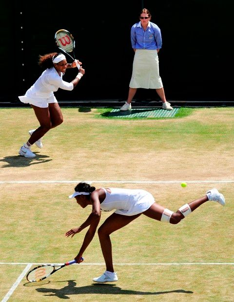 Do semifinále postoupily na Wimbledonu v deblu i sestry Williamsovy. | Foto: Reuters