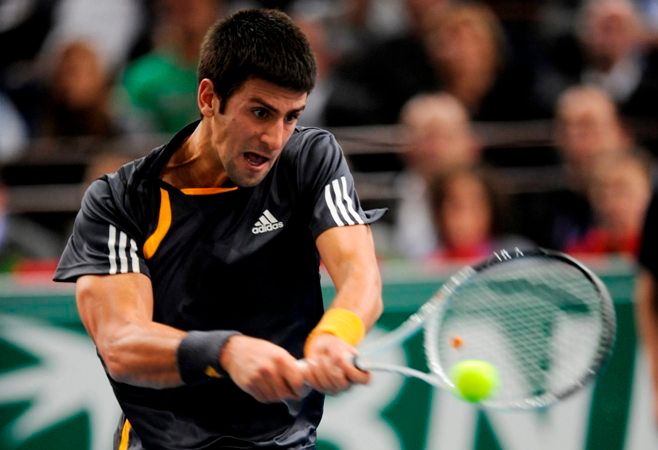 Novak Djokovič v duelu s Rafaelem Nadalem v semifinále turnaje Masters v Paříži. | Foto: Reuters