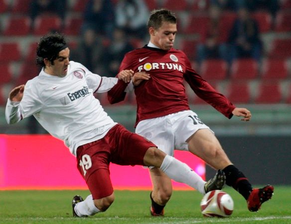 Juan Culio (Kluž) a Luboš Kalouda (Sparta) bojují o míč v Evropské Lize UEFA. | Foto: Reuters