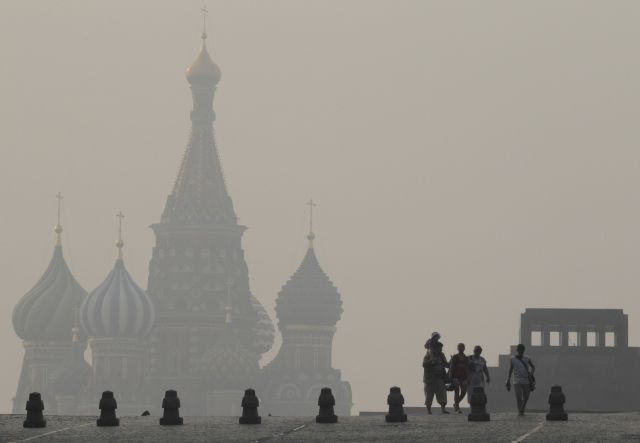 Rudé náměstí v Moskvě, pokryté smogem z nedalekých požárů. | Foto: Reuters