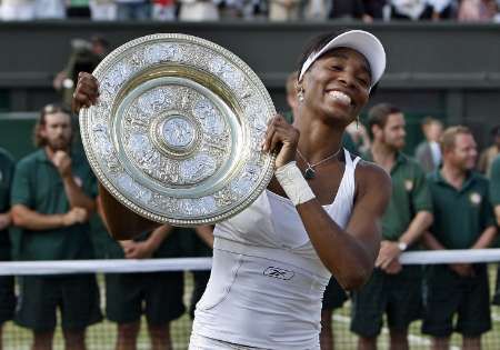 ČERVENEC - Tenisový Wimbledon ovládla Američanka Venus Williamsová. Ve finále se jí podařilo zdolat Francouzsku Marion Bartoliovou po setech 6:4 a 6:1. | Foto: Reuters