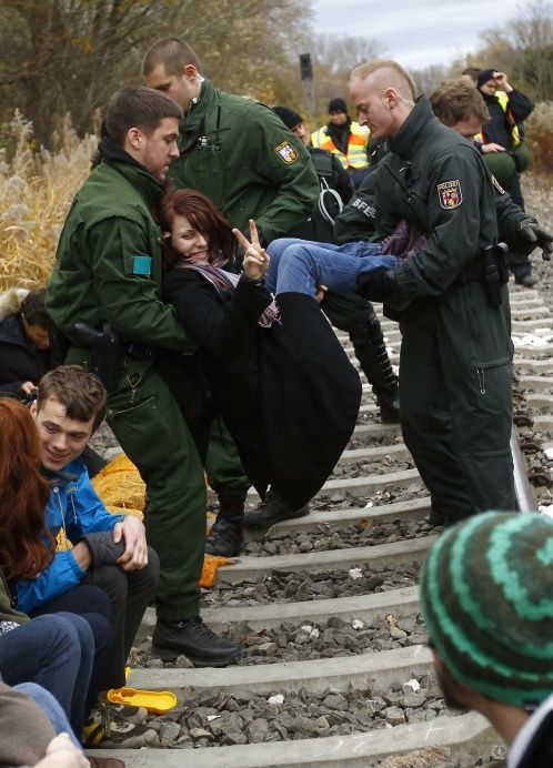 ...jiní se pro změnu nechali odnést. | Foto: Reuters