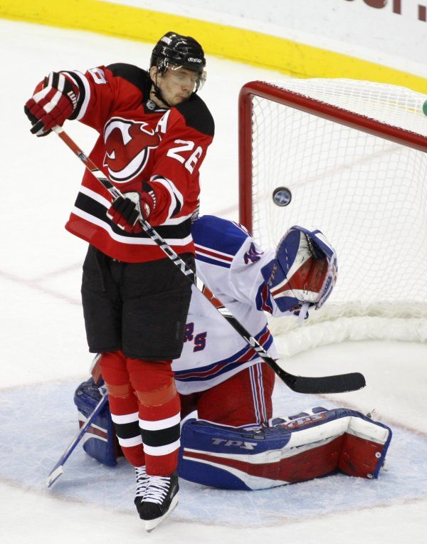 Útočník New Jersey Patrik Eliáš se snaží tečovat puk před brankářem New York Rangers Henrikem Lundqvistem. | Foto: Reuters