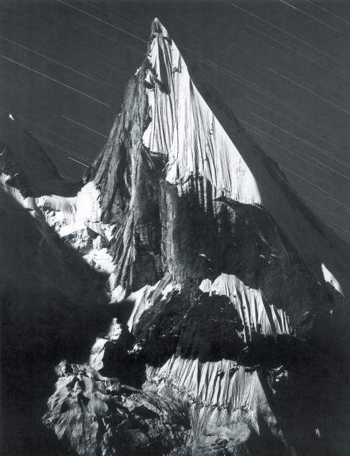 Lila Peak za svitu měsíce, expedice na Gasherbrum II, 1998. | Foto: Ladislav Kamarád