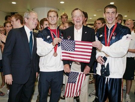 Ihned po závodě gratuloval americkým plavcům prezident George Bush i se svým otcem. | Foto: Reuters