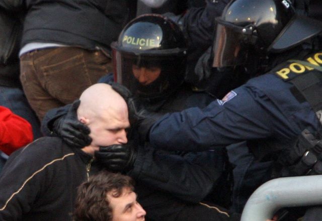 Tak pro dnešek by to už stačilo. Policejní těžkooděnci byli nekompromisní. | Foto: Ondřej Besperát