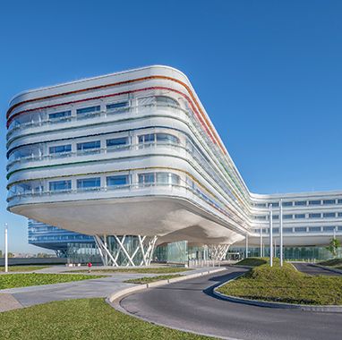 Na projektu futuristického objektu nemocnice v belgickém městě Knokke-Heist pracovali architekti deset let a dostali za něj první místo v kategorii Health - Completed Buildings Winner. | Foto: World Architecture Festival