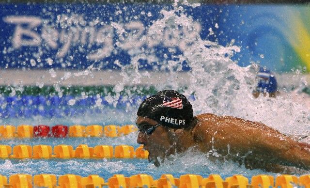 Fenomenální Michael Phelps na MS v Dubaji nestartoval, Lochte ho ale už letos porazil na mistrovství USA. | Foto: Reuters