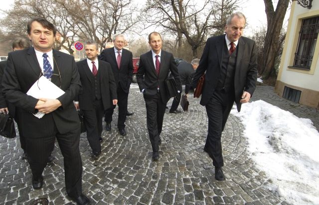 Hejtmani v čele s Evženem Tošenovským (vpravo) přichází na schůzku s ministrem Rathem a premiérem Paroubkem do Kramářovy vily v Praze. Jednání se týkalo neziskových nemocnic a připravovaného zákona. | Foto: ČTK