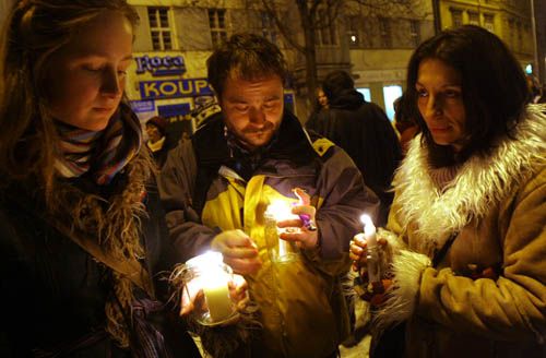 Na místě nehody čekali další lidé. Zhruba stejně tolik, kolik jich přijelo na kole. | Foto: Ondřej Besperát, Aktuálně.cz