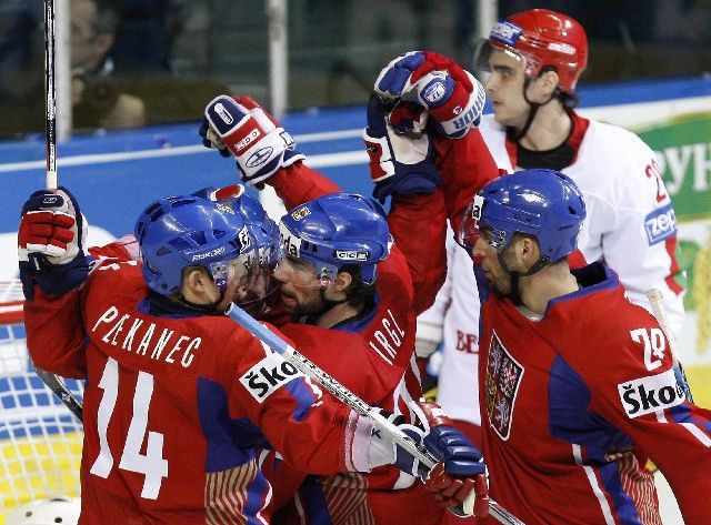 Čeští hokejisté se radují z vyrovnávacího gólu Tomáše Rolinka. | Foto: Reuters