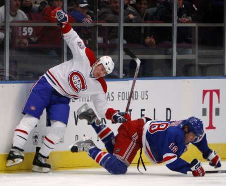 Obránce New Yorku Rangers Marc Staal v souboji s křídlem Montrealu Canadiens Michaelem Ryderem. | Foto: Reuters