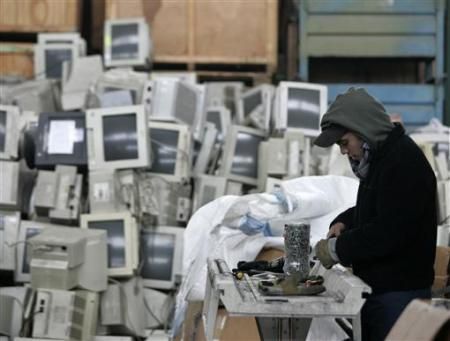 Dělník rozmontovává nepoužitelné počítače, Buenos Aires, červen 2008. | Foto: Reuters