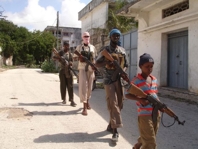 A young member of an Islamic militia group leads the way with other fighters as they patrol in southern Mogadishu ,Wednesday Aug. 19,2009. (AP Photo/Farah Abdi Warsameh) | Foto: ČTK