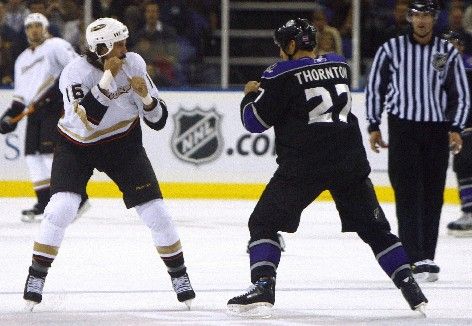 Pěstní souboj mezi anaheimským Georgem Parrosem (vlevo) a Scottem Thorntonem z Los Angeles Kings zvedl diváky v Londýně ze sedadel. | Foto: Reuters