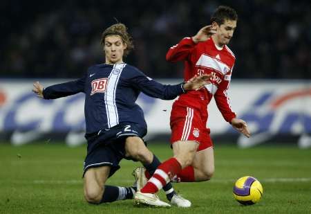 Miroslav Klose (vpravo) z Bayernu Mnichov v souboji s Tobiasem Grahnem z Herthy Berlín | Foto: Reuters