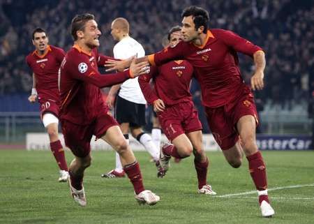 Francesco Totti se raduje z gólu spolu s římským spoluhráčem Vučiničem | Foto: Reuters