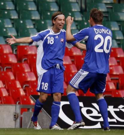 Slovenský reprezentant Dušan Švento se raduje z gólu v síti Walesu v kvalifikaci na ME 2008. | Foto: Reuters