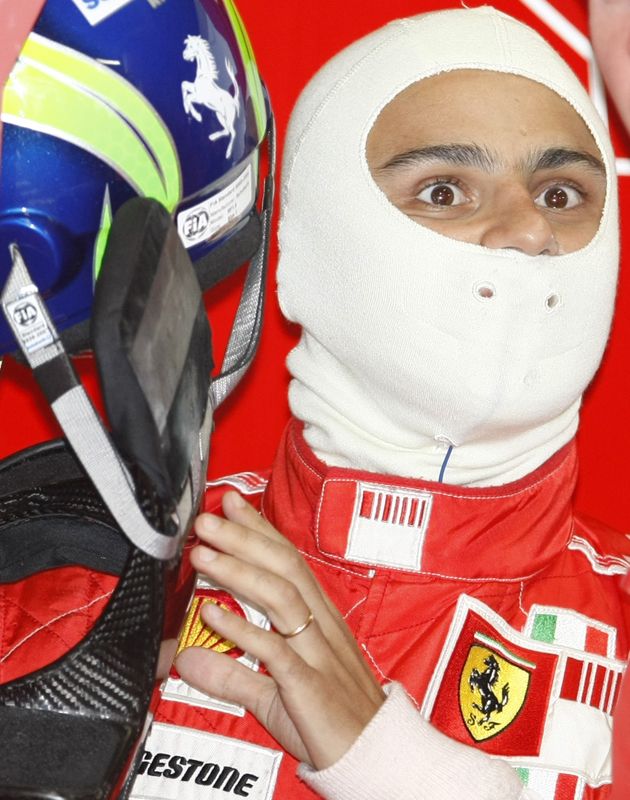 Brazilec Felipe Massa v přípravách na tréningovou jízdu. | Foto: Reuters