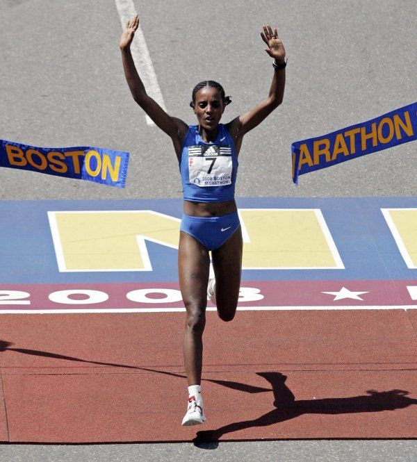 Etiopanka Dire Tuneová dobíhá jako vítězka do cíle bostonského maratonu. Na Zlaté tretře se od ní čeká světový rekord v hodinovce. | Foto: Reuters