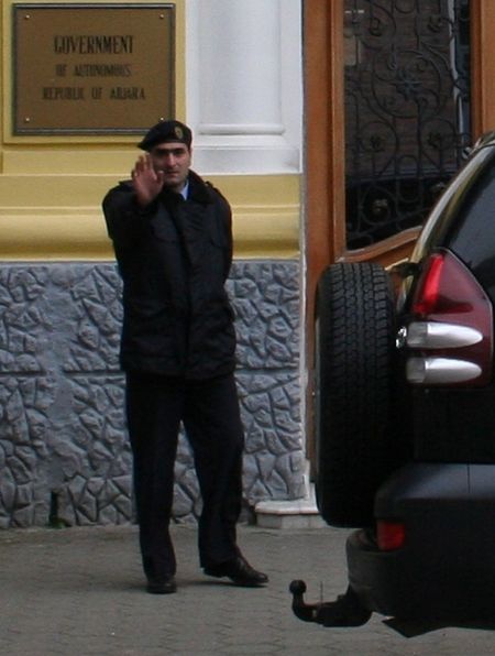 Sídlo vlády autonomní republiky Adžárie v Batumi neradno fotit ani teď, tři roky po sesazení místního vládce Aslana Abašidzeho | Foto: Roman Staněk, Aktuálně.cz