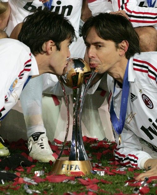 Filippo Inzaghi (vpravo) a Kaká z AC Milán líbají trofej pro klubové světové šampiony. | Foto: Reuters