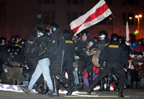 Běloruská milicija odvádí příznivce opozice | Foto: Reuters