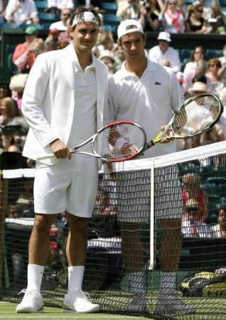 Aktéři wimbledonského semifinále: Roger Federer a Richard Gasquet. | Foto: Reuters