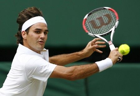 Obhájce titulu Roger Federer postoupil přes Marata Safina do finále i letos. | Foto: Reuters