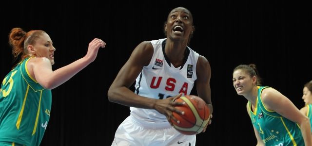 Mistrovství světa v basketbale žen, osmifinále USA - Austrálie, 29. září v Ostravě. Zleva Lauren Jacksonová (AUS), Sylvia Fowlesová (USA) a Jayne Appelová (AUS). | Foto: ČTK