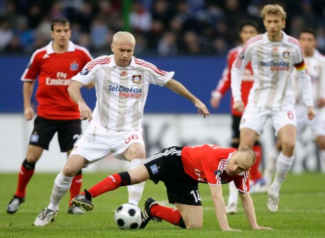 Sergej Barbarez z Leverkusenu v souboji s Davidem Jarolímem z Hamburku | Foto: Reuters