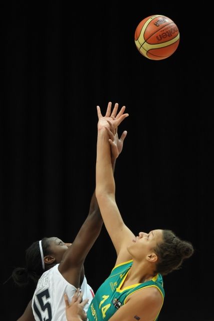 Mistrovství světa v basketbale žen, osmifinále USA - Austrálie, 29. září v Ostravě. Zleva Tina Charlesová z USA a Elizabeth Cambageová z Austrálie. | Foto: ČTK