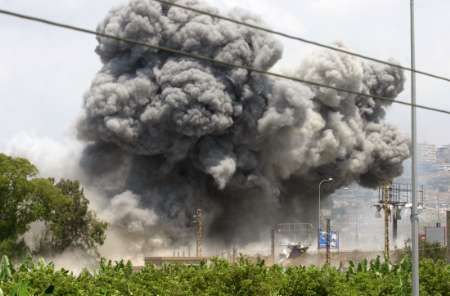 Na kraji Saidy na jihu Libanonu stoupá kouř po zásahu izraelskou střelou. | Foto: Reuters