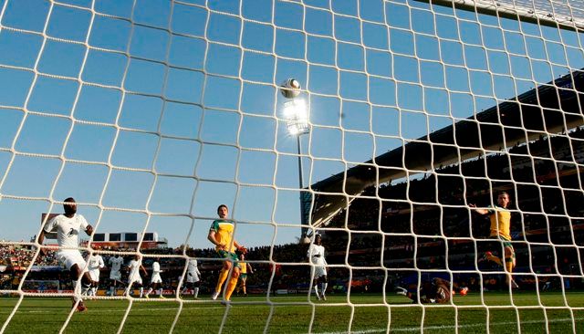 V odpoledním utkání se utkaly Ghana s Austrálií a "Socceroos" do zápasu vstoupil dobře. Branku po dorážce přímého kopu vsítil Holman. | Foto: Reuters