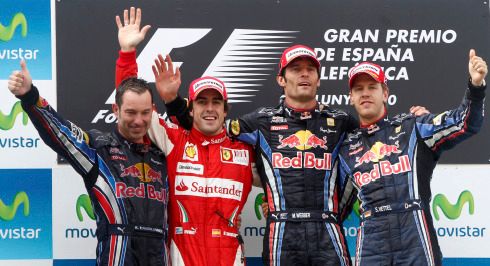 K nejlepší trojici Fernando Alonso, Mark Webber a Sebastian Vettel se přidal i šéfmechanik Red Bullu Kenny Handkammer | Foto: Reuters